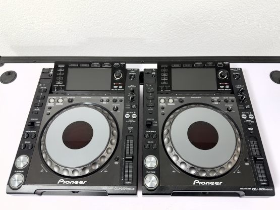 2nd Hand: Pioneer CDJ-2000Nexus + 2x Fligtcases, Set verfügbar